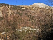 14 Plassa-condomini  (1150 m), punto di partenza Sentiero del Merlas 